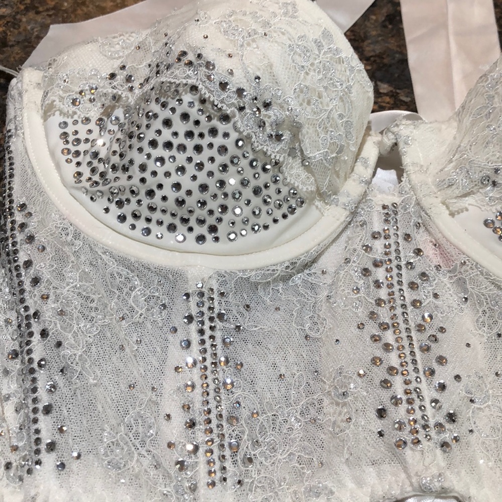 Victoria secrets bra new never used - Picture 2 of 8